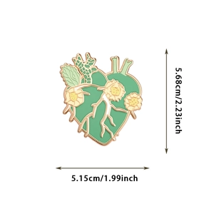 Detailansicht der Emaille-Herz-Brosche mit Blumenmotiven und präzisen Größenangaben