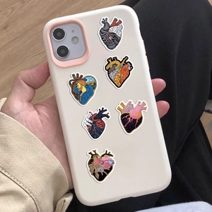Nahaufnahme von Hand mit künstlerischen anatomischen Herz-Aufklebern im Van Gogh-Stil