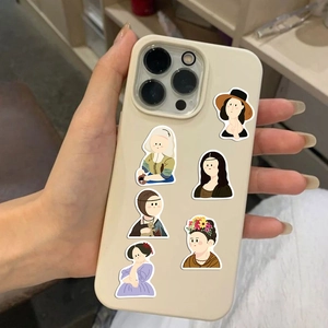 Détail de coque iPhone avec autocollants d'œuvres d'art et protection de la caméra