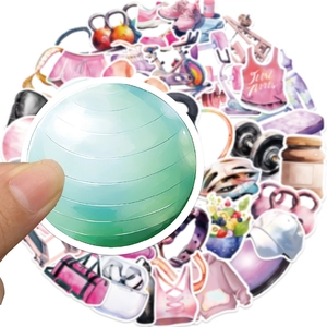 Mano che tiene un adesivo fitness acquerello con varie attrezzature sportive