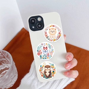Autocollants d'animaux mignons avec motifs de lion et renard sur une coque blanche