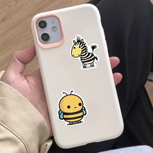Détail d'une coque beige avec autocollants mignons de zèbre et d'abeille sur bois