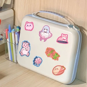 Adesivi cartoon ragazza impermeabili su una custodia bianca per decorazioni fai-da-te