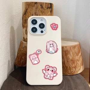 Vista dettagliata della cover iPhone crema con motivi di ragazza e orso rosa