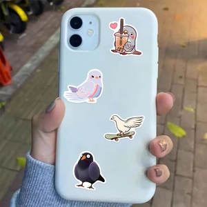 Détail montrant quatre autocollants de pigeons mignons sur une coque d'iPhone blanche