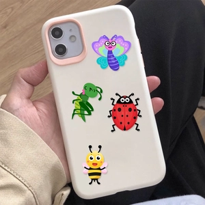 Vue détaillée de la coque en silicone blanc avec insectes colorés et découpe pour caméra