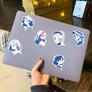Adesivi blu con ragazza dei cartoni animati applicati su un laptop per decorare