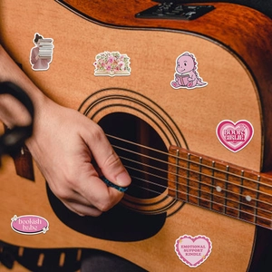 Autocollants roses pour passionnés de lecture sur une guitare en bois, style bohème