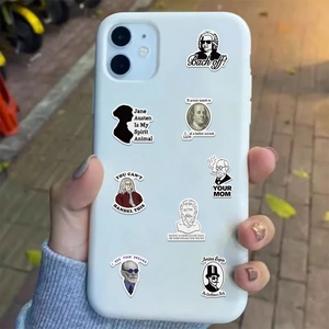 Gros plan d'autocollants de mèmes de célébrités historiques sur une coque blanche