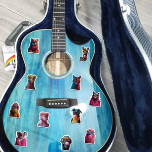 55er-Set Cartoon-Tiersticker mit Kaugummi und Sonnenbrille auf einer blauen Gitarre