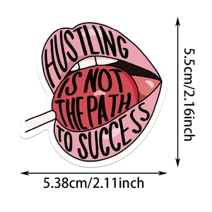 Dettaglio adesivo Hustling 5,5cm con labbra rosa e design a forma di lecca-lecca