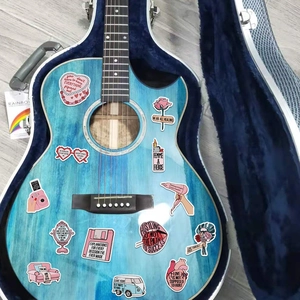 Adesivi in PVC impermeabili con motivi vintage e slogan su superficie di chitarra blu
