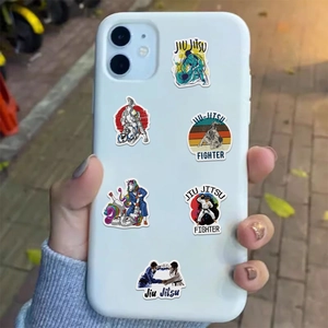 Gedetailleerd beeld van waterdichte Jiu Jitsu stickers op een witte smartphonebehuizing