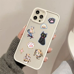 Détail d'une coque iPhone décorée de stickers de chats mignons et d'illustrations animées