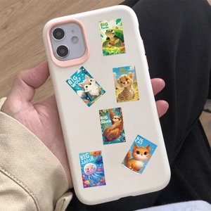 Détail d'autocollants d'animaux de dessin animé sur une coque de téléphone blanche