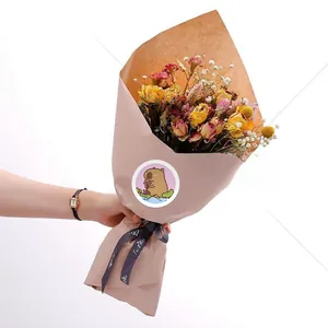 Détail d'autocollants capybara sur mini bouquet de fleurs séchées avec ruban Toi & Moi