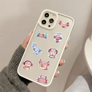 Gros plan d'une coque de téléphone avec huit axolotls mignons sur silicone crème doux