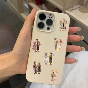 Vue détaillée de la coque iPhone en silicone beige avec divers autocollants de couple