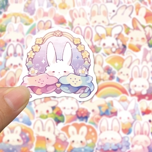 Gros plan d'autocollants lapin avec couronne florale et fini mat pour journaux DIY