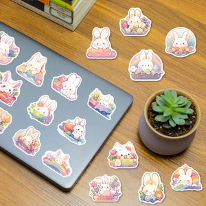 Détail d'autocollants lapin de dessin animé posés sur un ordinateur et un bureau