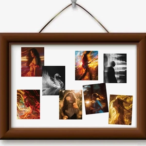 Détail d'un cadre photo en bois marron foncé avec des impressions artistiques et photos