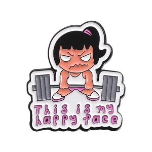 Detalle del pin esmaltado con niña levantando pesas y frase 'THIS IS MY HAPPY FACE'