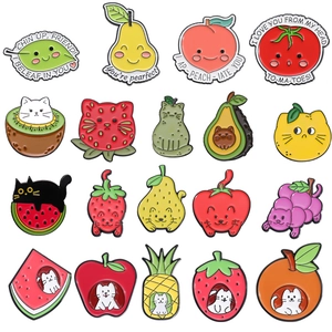 Spilla in Smalto a Forma di Gatto e Frutta Cartone Animato Giochi di Parole Spilla Decorativa per Zaini Accessori Abbigliamento Regalo