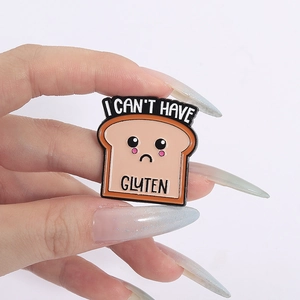 Broche en émail pain complet avec visage triste et texte drôle I Can't Have Gluten