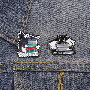 Broches en émail dragon avec pile de livres et logo textuel Book Dragon créatif