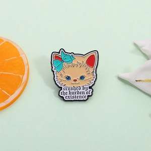 Broche Chat en Émail en Alliage Créative Avec Citation Gothique Crushed By The Burden Of Existence Nœud Sarcelle Badge Dessin Animé