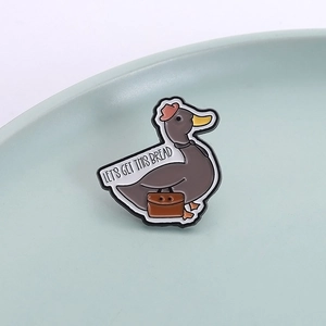 Épingle en émail canard avec inscription Let's Get This Bread sur plateau bleu