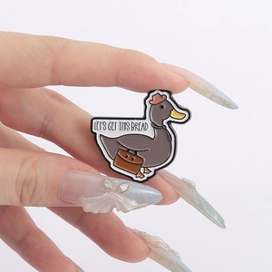 Pin's émaillé canard mignon avec mallette et slogan Let's Get This Bread rigolo