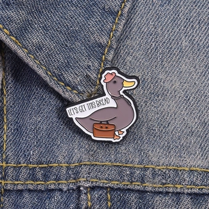 Pin's en émail canard violet mignon avec slogan Let's Get This Bread sur jean