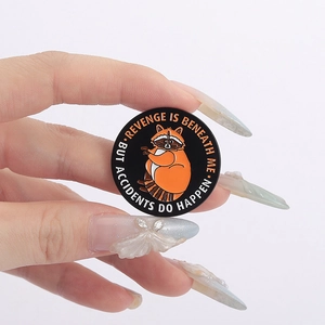 Cartoon Waschbär Emaille Pin mit Revenge Is Beneath Me Text auf runder Legierung Badge