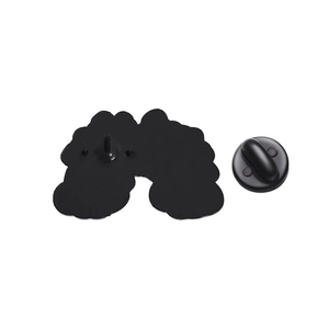Détail du revers en métal noir mat du badge arc-en-ciel avec ses fermoirs papillon sécurisés