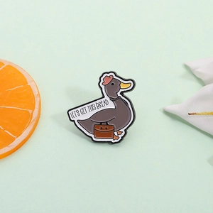 Épingle en Émail Canard de Dessin Animé Drôle Inscription Créative Lets Get This Bread Broche en Alliage de Zinc Badge Animal Mignon