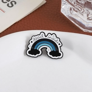 Broche arc-en-ciel en émail bleu avec texte dead inside sur une assiette en céramique