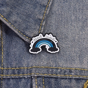 Broche arc-en-ciel en émail avec texte Dead Inside sur denim pour décoration créative