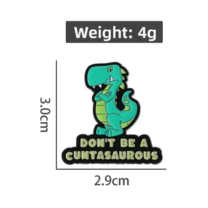 Detail van groene dinosaurus emaille speld met grappige tekst en afmetingen 3x2,9cm