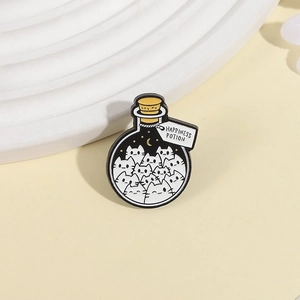 Épingle en émail Happiness Potion avec flacon noir, chats blancs et lune sur fond crème