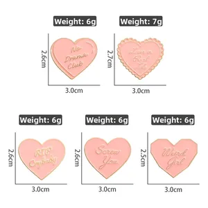 Lot de pin's en émail rose en forme de cœur avec messages club de comédie