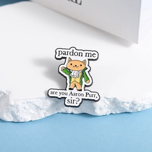 Détail macro du pin's émaillé Aaron Purr avec un chat en tenue classique du 18ème siècle