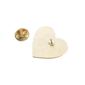 Vue détaillée du dos de la broche coeur en or mat avec fermeture papillon