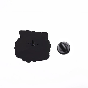 Vue détaillée du dos d'un pin's en émail noir avec pointe en métal et fermoir en gomme