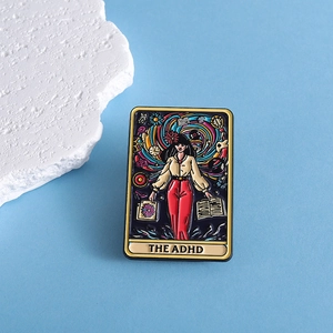 Détail du pin's émaillé ADHD style tarot avec bords dorés sur un fond bleu