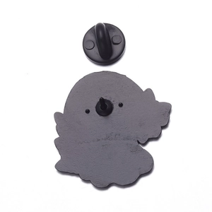 Detailopname van de achterkant van de Halloween spookspeld met metalen structuur