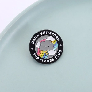 Pin's émaillé Daily Shitstorm Survivors Club avec arc-en-ciel et nuage pour décoration