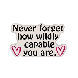 Spilla in smalto bianco con citazione motivazionale Never Forget How Wildly Capable You Are