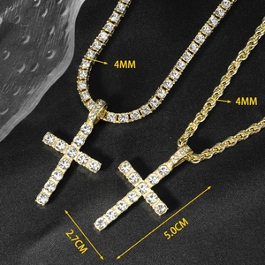 Detail von goldfarbenen Kreuzanhängern mit Zirkonia, 4mm Tennis- und Kordelkette