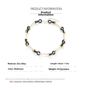 Détail du collier à maillons géométriques en alliage avec texture mate et chaîne réglable